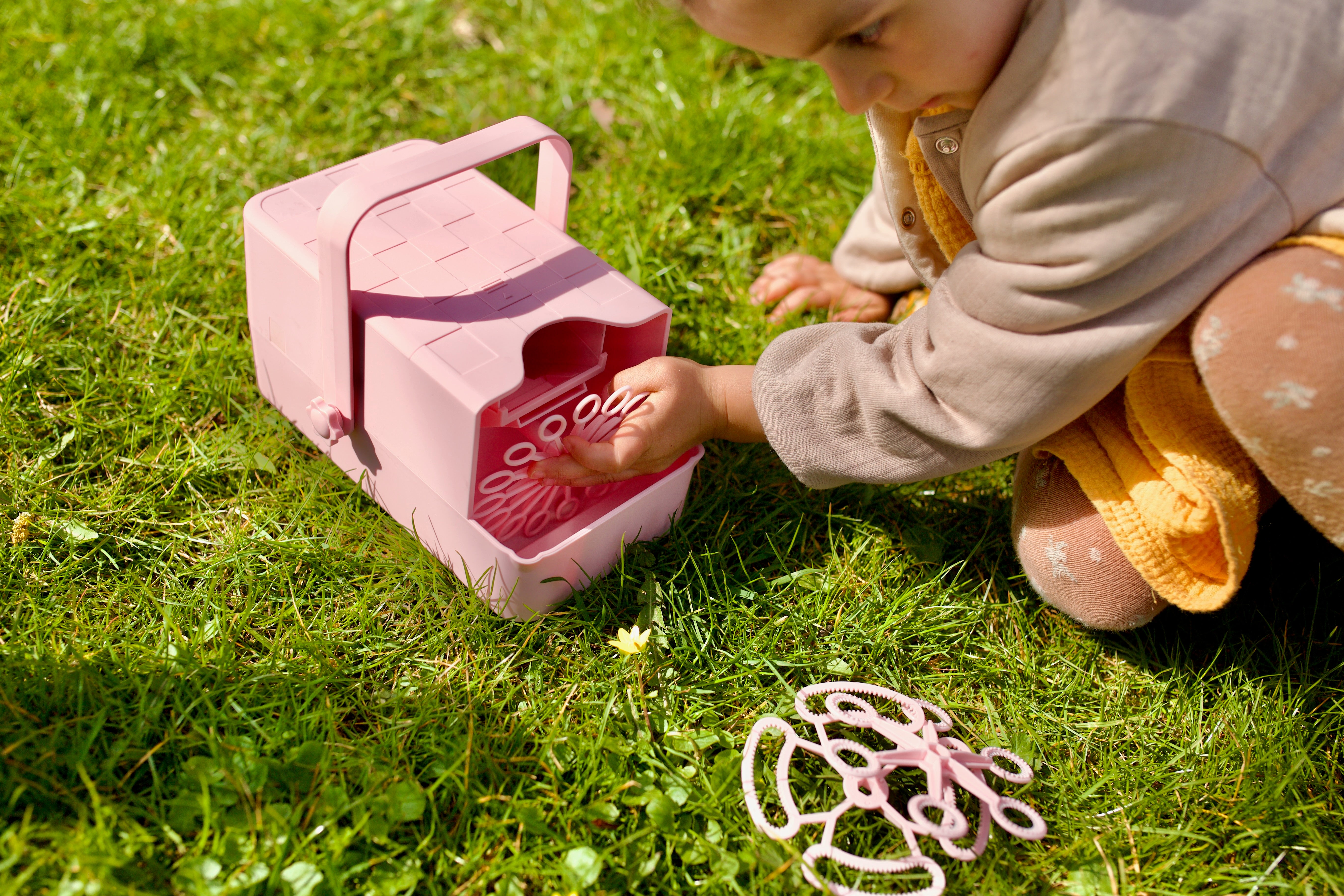 Bubble machines and bubble makers